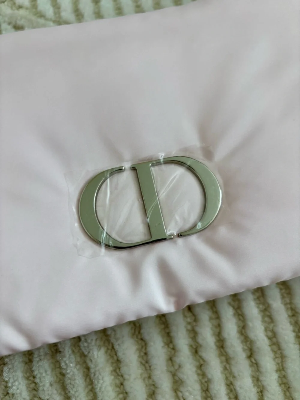 ✨NEW✨ Dior Beauty Puffy Cosmetics Pouch - Picture 8 of 9